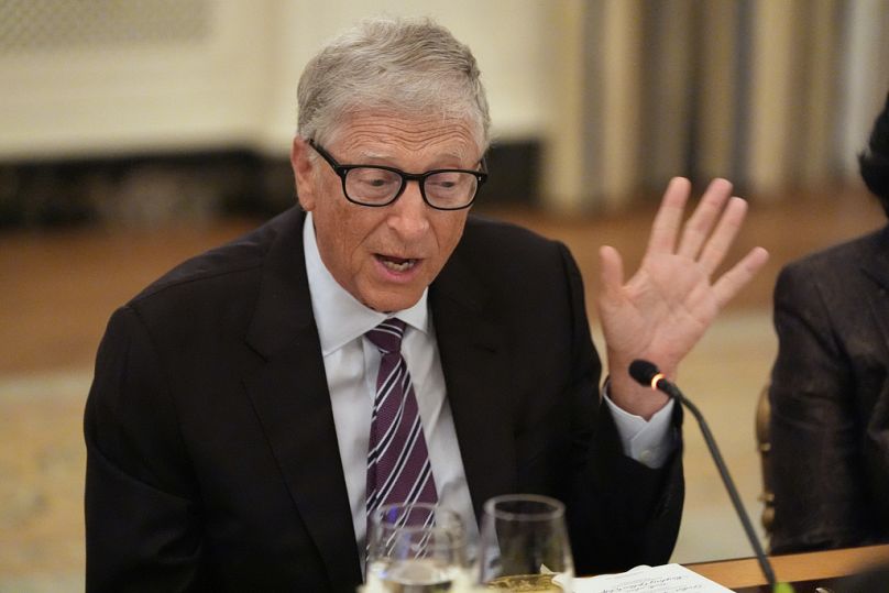 Bill Gates di Microsoft parla durante una cena con il presidente Donald Trump nella sala da pranzo della Casa Bianca, 4 settembre 2025, Washington