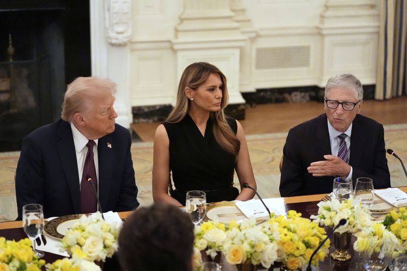Bill Gates da Microsoft fala durante um jantar com Donald Trump e a primeira-dama Melania Trump na Sala de Jantar de Estado da Casa Branca, quinta-feira, 4 de setembro de 2025, em Washington