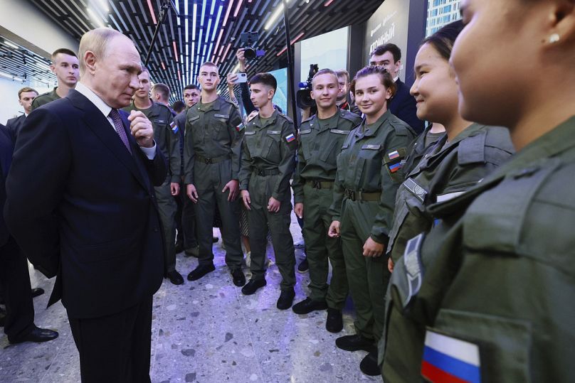 Putin conversa com cadetes após visitar a exposição interativa dedicada às Ordens Separadas de Guardas de Suvorov, em Vladivostok, Rússia, na quinta-feira, 4 de setembro de 2025
