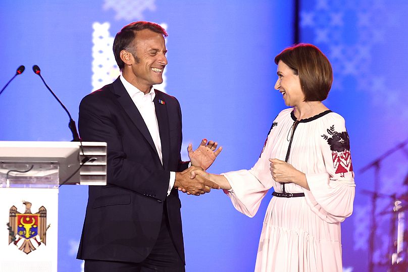French President Emmanuel Macron shakes hands with Moldova's President Maia Sandu during Independence Day celebrations in Chișinău, 27 August, 2025