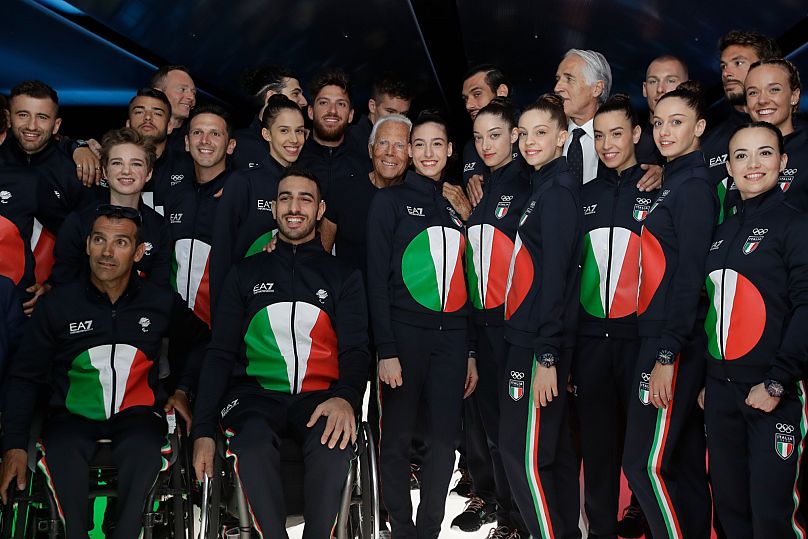 Armani con gli olimpionici italiani nel 2019 a Milano: gli atleti indossano le tute disegnate dallo stilista per i Giochi di Tokyo  del 2021