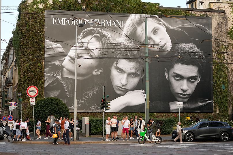 Una pubblicità di Emporio Armani, la casa di moda dello stilista, in una via di Milano