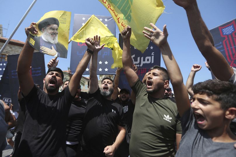 أنصار حزب الله يهتفون بشعارات خلال احتجاج ضد توم باراك، مبعوث الرئيس الأمريكي دونالد ترامب إلى الشرق الأوسط، الذي كان من المفترض أن يزور مدينة صور، الأربعاء 27 أغسطس/آب 2025.