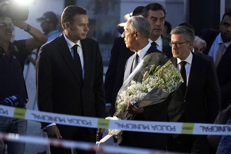 Il presidente Marcelo Rebelo de Sousa, con in mano dei fiori, il sindaco di Lisbona Carlos Moedas e il primo ministro Luis Montenegro, Lisbona, 4 settembre 2025
