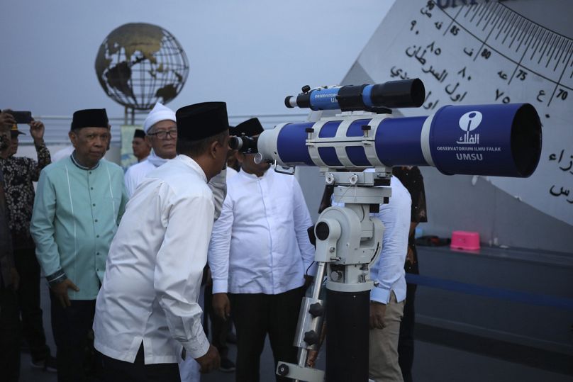 Islamische Geistliche suchen am Observatorium der Muhammadiyah-Universität in Medan, Indonesien, nach dem Neumond, der den Beginn des Ramadan markiert. 10. März 2024