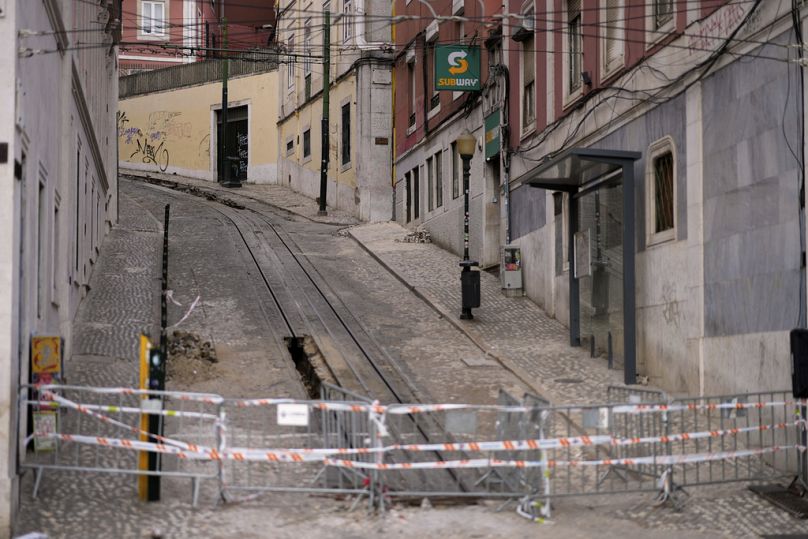 I rottami dell'ascensore distrutto sono già stati rimossi.