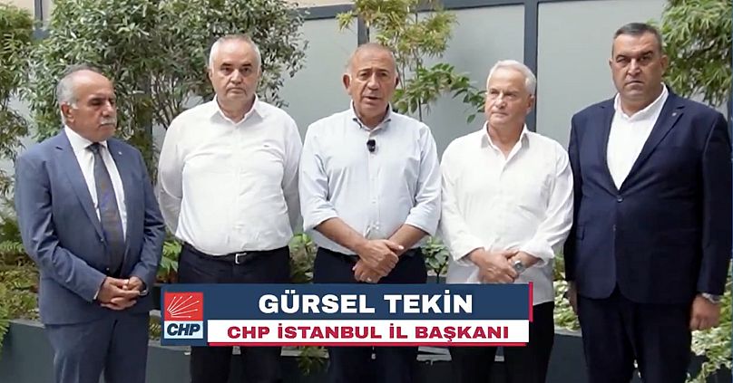 Gürsel Tekin (ortada) ve heyeti. Tekin'in hemen sağ tarafında ise heyetten ayrılma kararı alan Hasan Babacan elleri arkada bir şekilde yer alıyor.