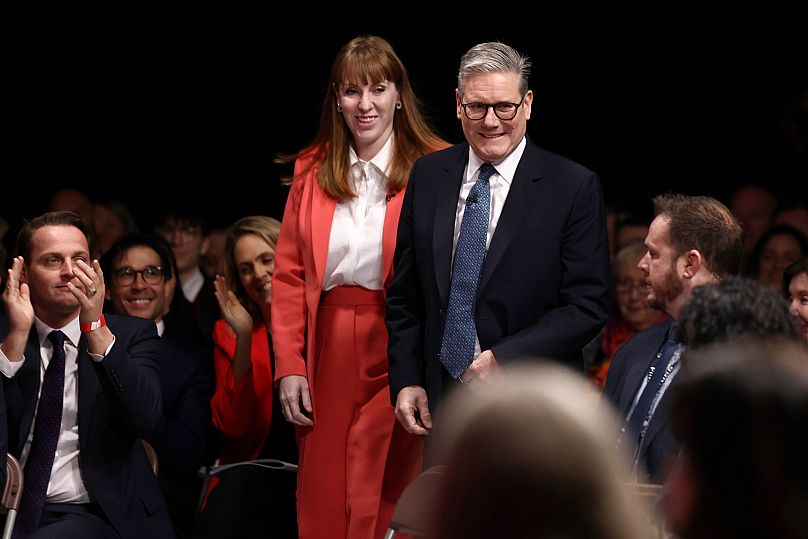 Angela Rayner e Keir Starmer arrivano per tenere un discorso nel Buckinghamshire, 5 dicembre 2024