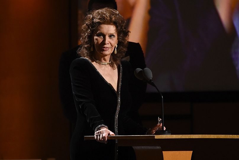 Un altra delle icone di Giorgio Armani, Sophia Loren. Suo l'abito che l'attrice indossò al cerimonia dei Governors Awards nel 2019 a Los Angeles