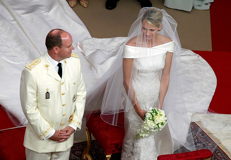 La principessa Charlene nell'abito da sposa disegnato da Giorgio Armani per il matrimonio con Alberto di Monaco (2 luglio 2011)