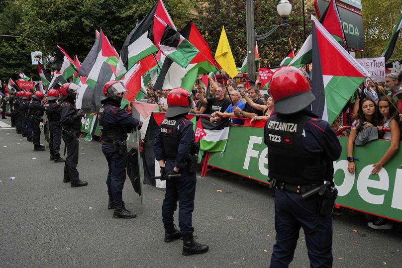 متظاهرون يرفعون الأعلام الفلسطينية خلال المرحلة الحادية عشرة من طواف إسبانيا في بلباو، 3 سبتمبر 2025.