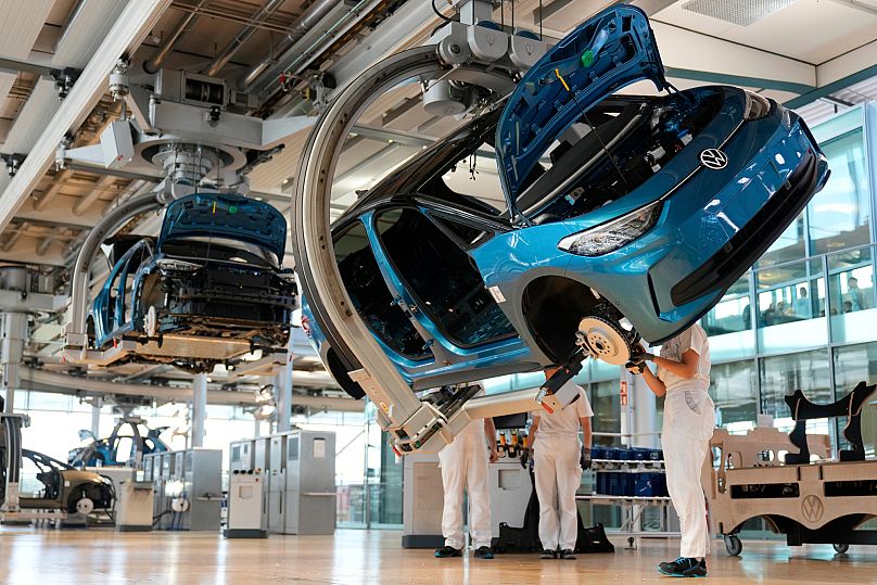 Des employés du constructeur automobile allemand Volkswagen assemblent une voiture électrique ID.3 dans l'usine transparente de Dresde, en Allemagne.