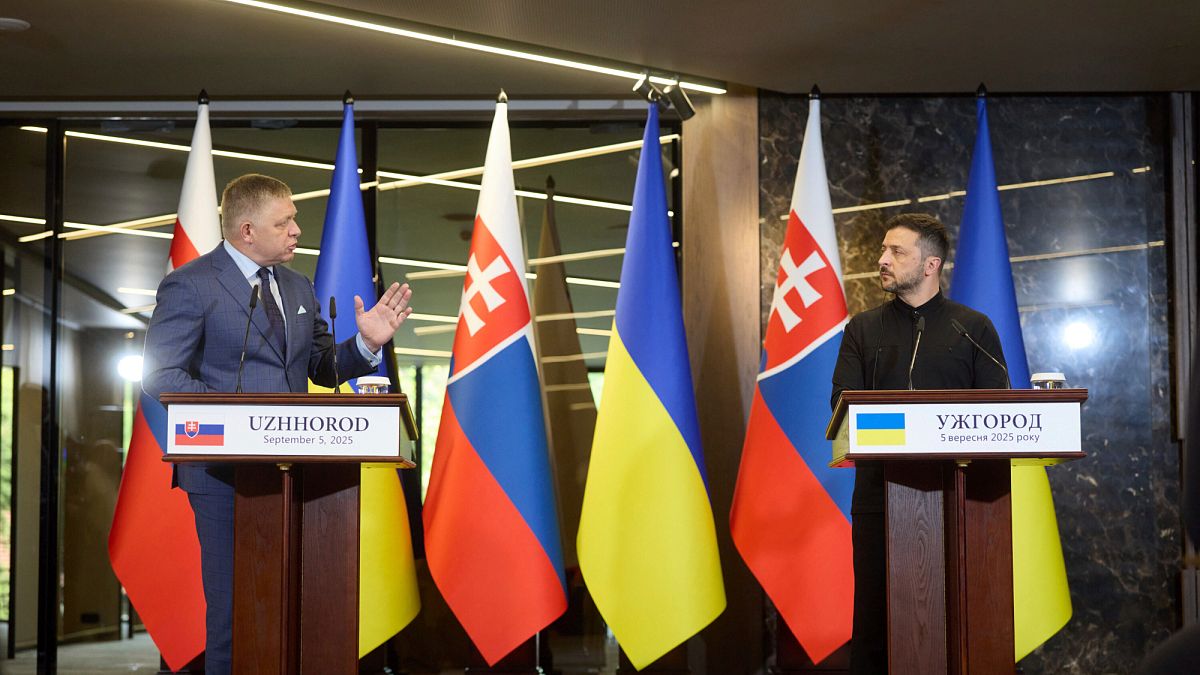 Zelensky et Fico évoquent une "coopération pragmatique" lors de leur première réunion bilatérale