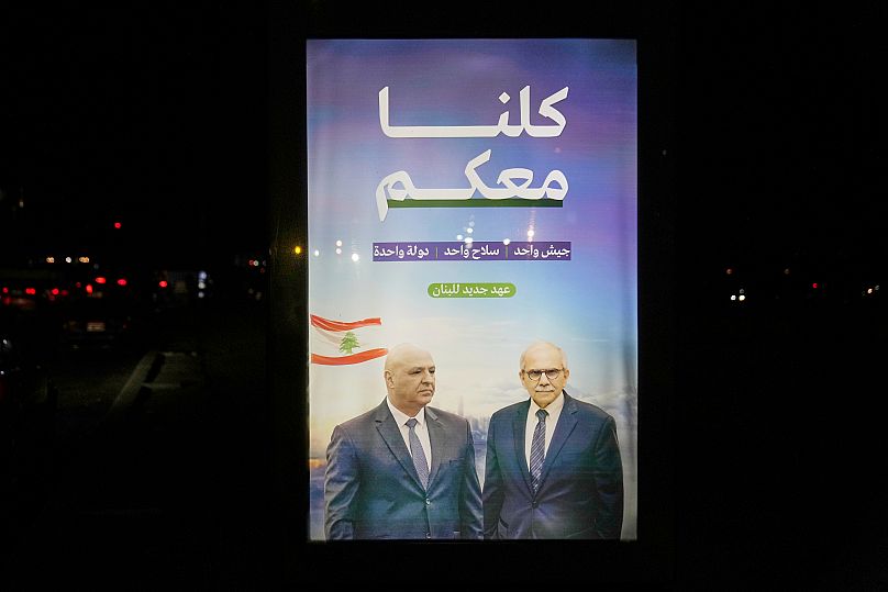 بیلبورد حمایت از رئیس جمهور و نخست وزیر لبنان در بیروت