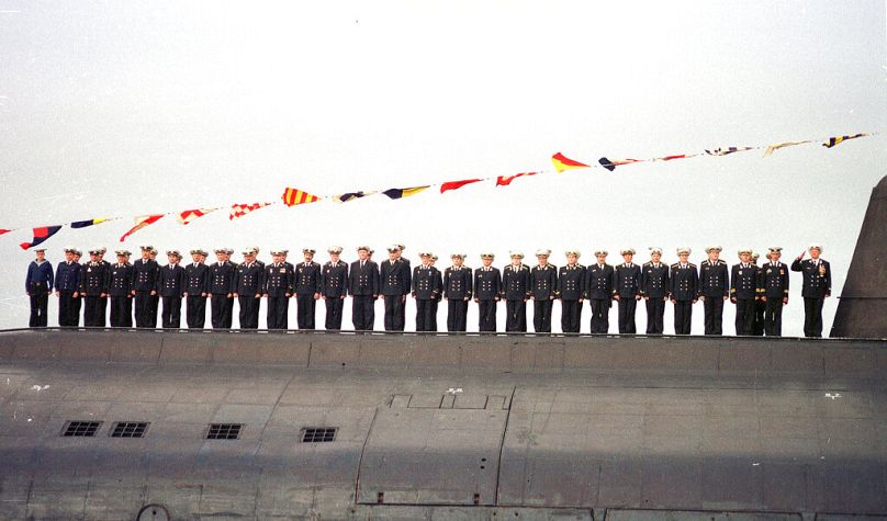 I membri dell'equipaggio del sottomarino nucleare russo Kursk si trovano a bordo durante la parata navale a Severomorsk il 30 luglio 2000.