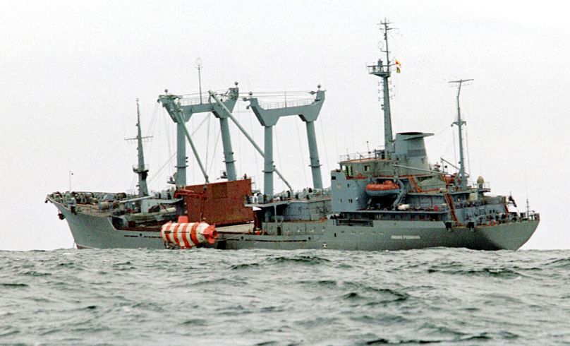 La nave di salvataggio Rudnetsky sta recuperando un mini-sottomarino russo di salvataggio Priz, dello stesso tipo del mini-sottomarino K