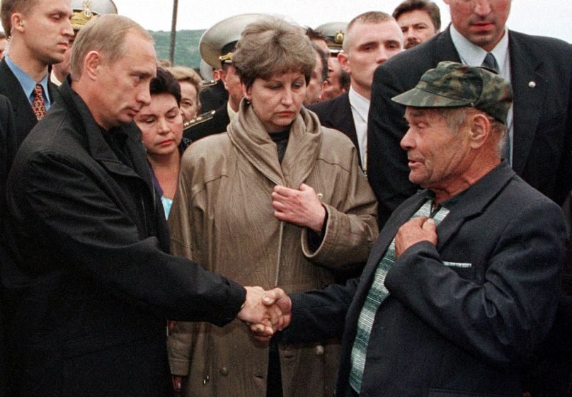 Il Presidente russo Vladimir Putin saluta un parente non identificato di un marinaio morto sul sottomarino nucleare Kursk presso la base militare di Vedyayevo, a 50 miglia da Murmansk, Russia.