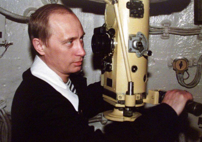 In questa foto di archivio del 6 aprile 2000, il Presidente russo Vladimir Putin guarda attraverso il periscopio di un sottomarino nucleare mentre osserva il sottomarino North Sea nel Mare di Barents.
