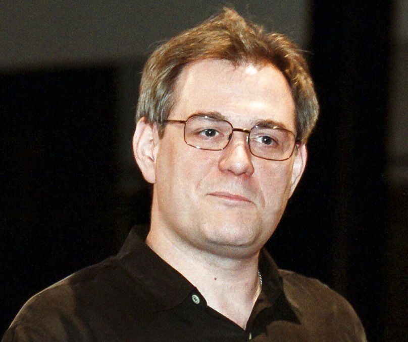 In questa foto di archivio scattata nel marzo 2000, Sergei Dorenko, caporedattore della stazione radio Govorit Moskva, parla al Centro televisivo Ostankino di Mosca, in Russia.