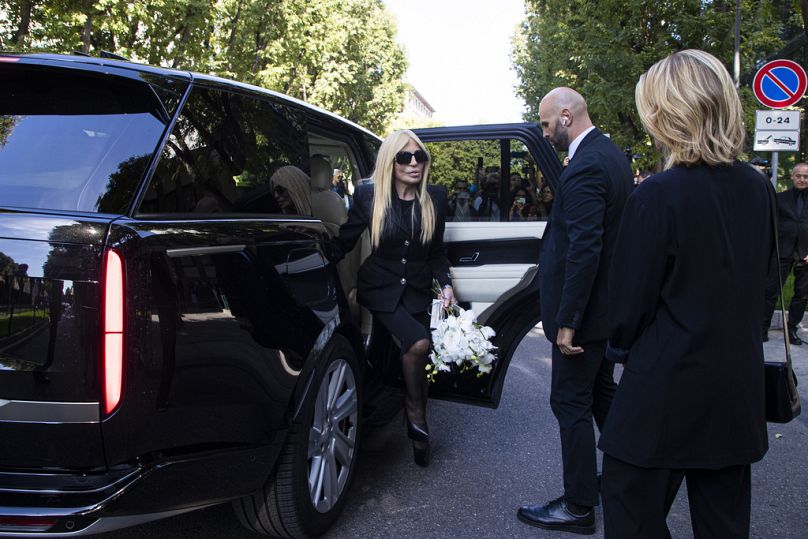 Η Donatella Versace στην αίθουσα κηδείας του Giorgio Armani