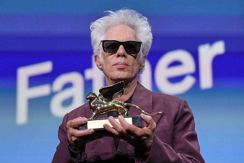 Jim Jarmusch amerikai rendező a legjobb filmnek járó Arany Oroszlánnal a 82. Velencei Filmfesztivál díjátadó ünnepségén 2025. szeptember 6-án.