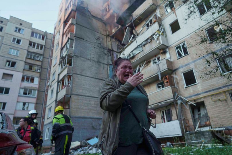 Una mujer reacciona frente a un edificio residencial gravemente dañado por un ataque ruso en Kiev, Ucrania, el domingo 7 de septiembre de 2025.