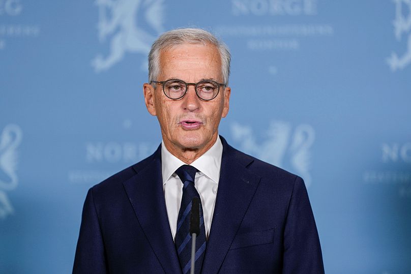 ARCHIVO - El primer ministro noruego Jonas Gahr Støre habla en la oficina del primer ministro en Oslo, el 31 de agosto de 2025