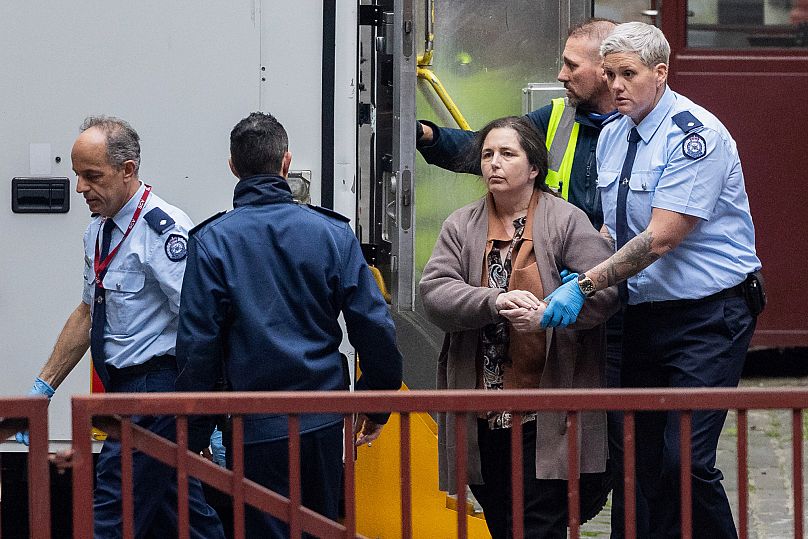 Erin Patterson chega ao Supremo Tribunal de Victoria, em Melbourne, na Austrália, 25 de agosto de 2025. 