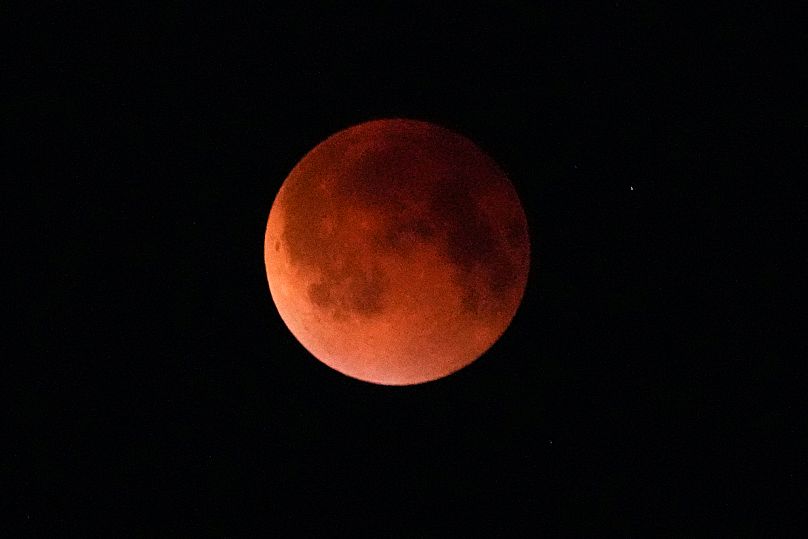 O eclipse visto de Rawalpindi, no Paquistão, 7 de setembro de 2025.
