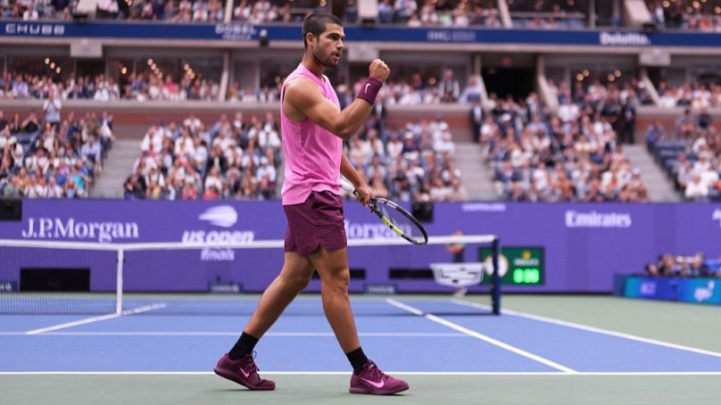 Carlos Alcaraz reacciona durante la final masculina individual del campeonato de tenis del Abierto de Estados Unidos contra Jannik Sinner en 2025.