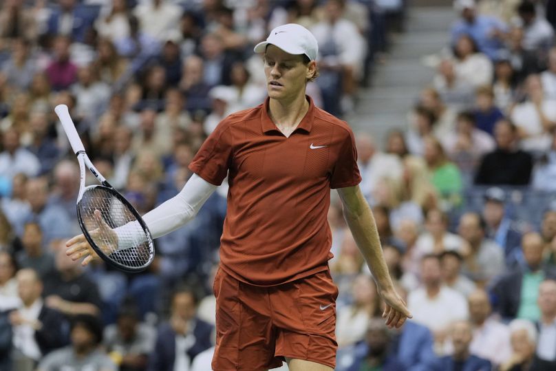 Jannik Sinner, de Italia, reacciona durante la final masculina individual del campeonato de tenis del Abierto de Estados Unidos contra Carlos Alcaraz, de España, en 2025.