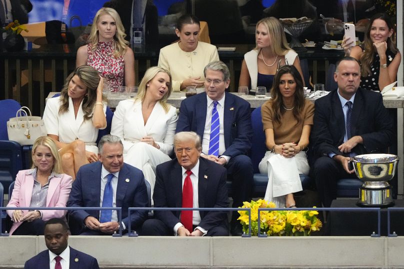 El presidente Donald Trump conversa con Steve Witkoff mientras ven la final masculina individual del campeonato de tenis US Open, el domingo 7 de septiembre de 2025.