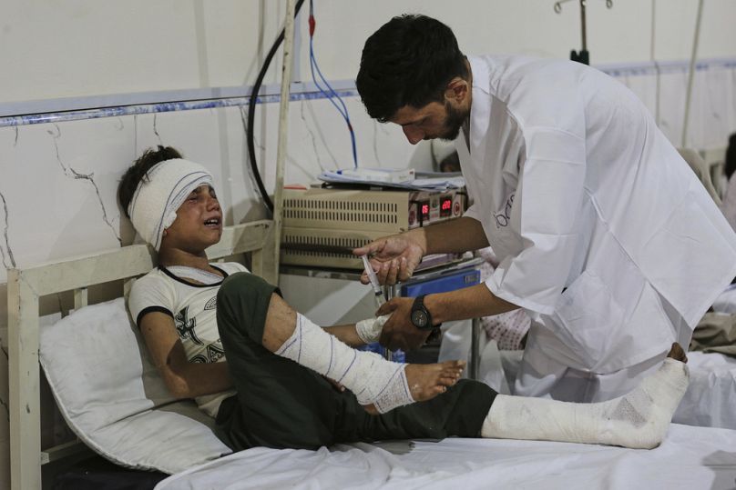 طفل أفغاني أصيب جراء الزلزال الذي ضرب شرق أفغانستان يوم الأحد، يتلقى العلاج في مستشفى ننگرهار الإقليمي في جلال آباد، أفغانستان، يوم الأربعاء، 3 سبتمبر 2025