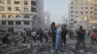 Les frappes israéliennes à Gaza détruisent une mosquée et une tour résidentielle