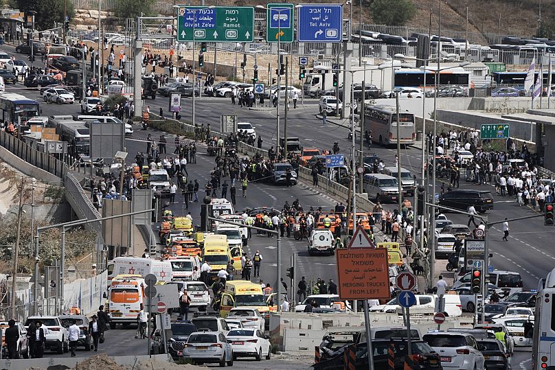 İsrail polisi ve kurtarma ekipleri, Kudüs'teki silahlı saldırının ardından olay yerinde, 8 Eylül 2025.