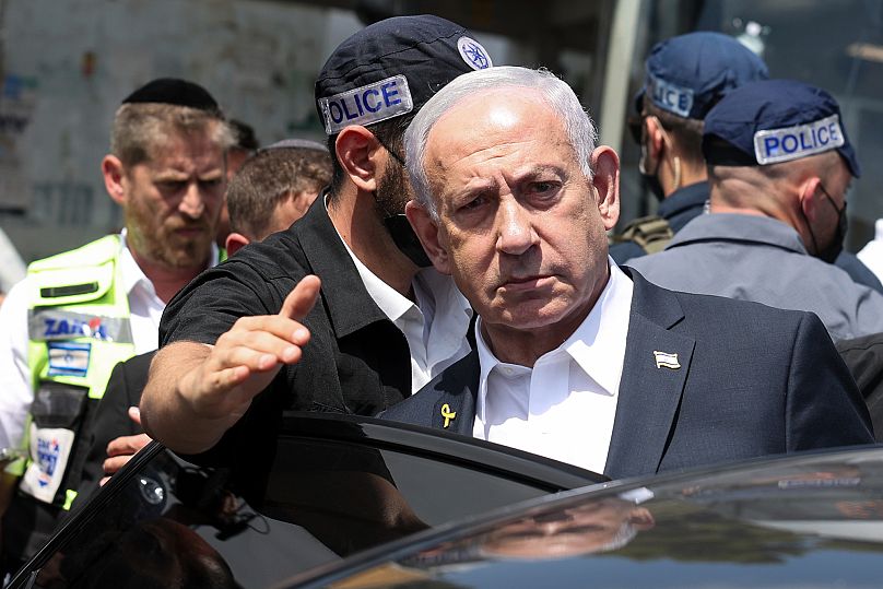 Benjamin Netanyahu visita o local de um ataque a tiros numa paragem de autocarro em Jerusalém, segunda-feira, 8 de setembro de 2025