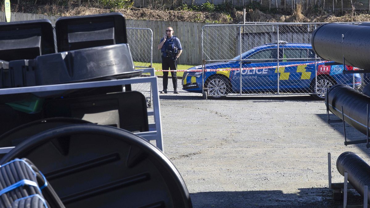 New Zealand fugitive Tom Phillips killed by police, children found safe