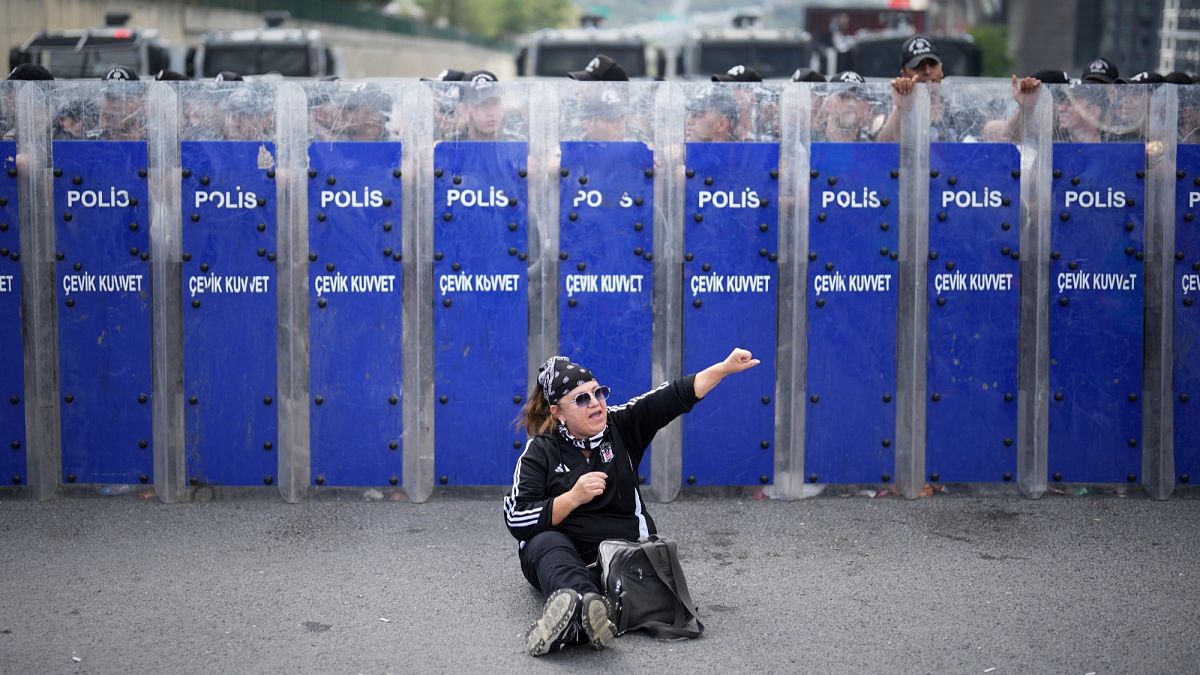 Turkey restricts internet access amid opposition party standoff