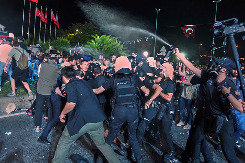 Η αστυνομία χρησιμοποιεί σπρέι πιπεριού για να διαλύσει τους διαδηλωτές κατά τη διάρκεια συγκέντρωσης που διοργάνωσε το κύριο κόμμα της αντιπολίτευσης, το Ρεπουμπλικανικό Λαϊκό Κόμμα (CHP), στην Κωνσταντινούπολη, Τουρκία, την Τρίτη, 1 Ιουλίου 2025.