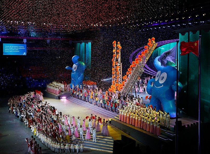 Chinese dancers perform during the closing ceremony of the Shanghai World Expo in Shanghai, 31 October, 2010