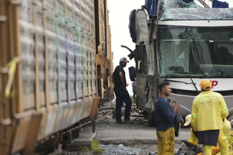 Un hombre junto a un autobús que fue arrollado por un tren de mercancías en Atlacomulco, México, el lunes 8 de septiembre de 2025.