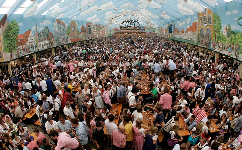 Les visiteurs se pressent dans une tente à bière au début de la célèbre fête de la bière Oktoberfest à Munich.
