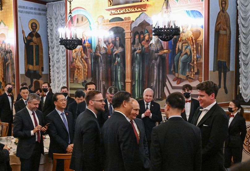 Xi Jinping et Vladimir Poutine s'entretiennent avec Denis Matsouïev  après leur dîner au Palais des Facettes du Kremlin de Moscou, en Russie, le mardi 21 mars 2023.