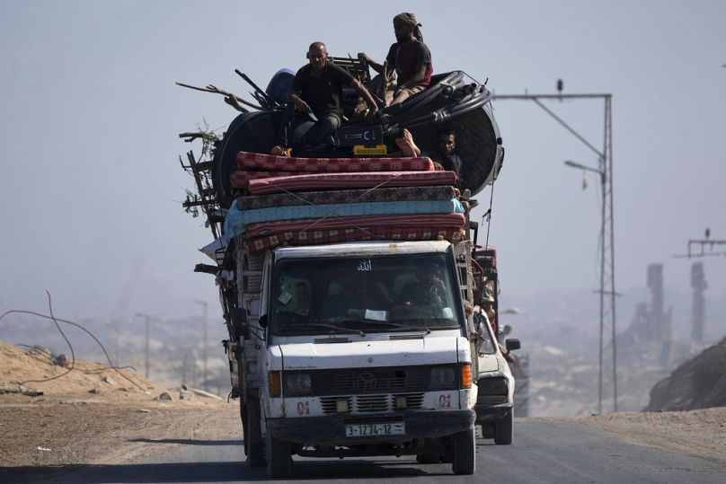 فلسطينيون نازحون يفرون من شمال قطاع غزة يحملون متعلقاتهم في سيارة على طول الطريق الساحلي متجهين نحو جنوب غزة، يوم الثلاثاء 9 سبتمبر 2025
