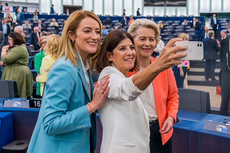 Every SOTEU kicks-off with a ritual: an awkward prelude where von der Leyen strolls through the hemicycle, shaking hands and kissing cheeks with party leaders and MEPs.