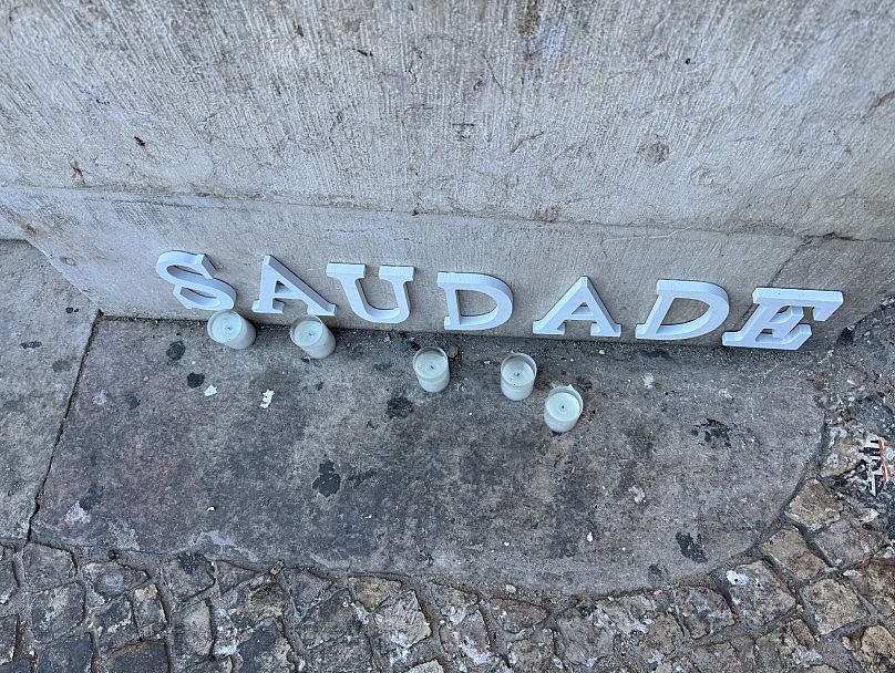 "Saudade", diz este letreiro com velas colocado à entrada da Calçada da Glória