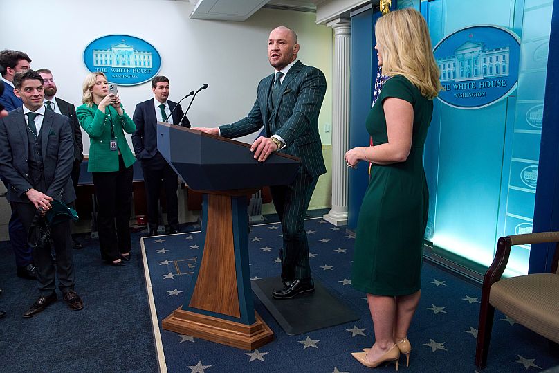 Beyaz Saray Basın Sekreteri Karoline Leavitt, UFC dövüşçüsü Conor McGregor Beyaz Saray'ın brifing salonunda gazetecilerle konuşurken