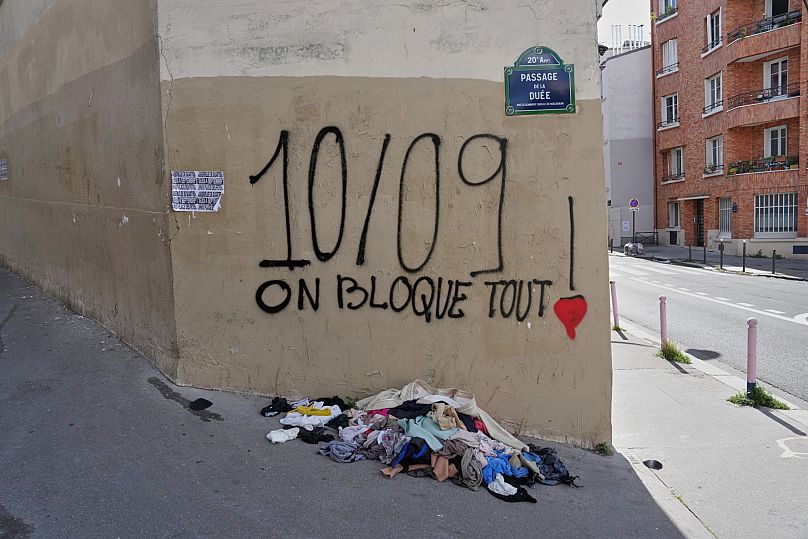 Grafite diz: «10 de setembro, vamos fechar tudo» em Paris, 9 de setembro de 2025