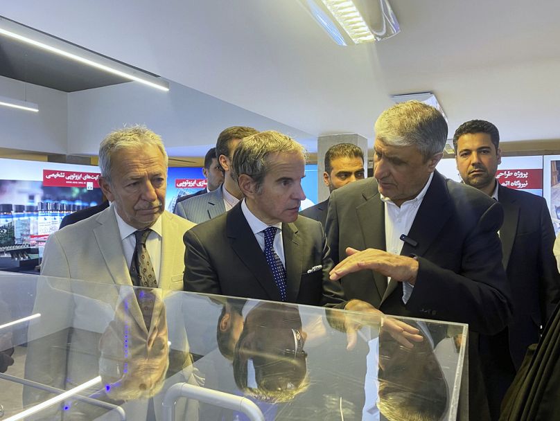 المدير العام للوكالة الدولية للطاقة الذرية رافائيل غروسي يستمع إلى رئيس منظمة الطاقة الذرية الإيرانية محمد إسلامي، في طهران، 17 أبريل 2025.