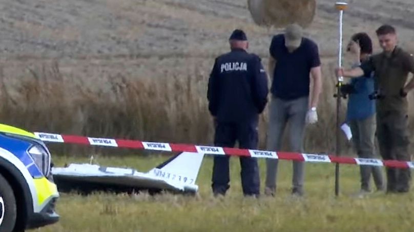 Képkocka egy videóból: rendőrök egy lelőtt drón maradványainál Wohynban
